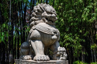 Comment utiliser une statue de lion en décoration ?