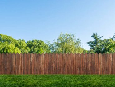 Comment obtenir une clôture en bois qui protège et décore en même temps ?