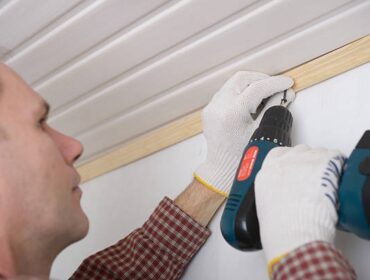 Comment fixer un panneau en tasseaux de bois sur un mur en béton ?